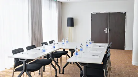 Tables de séminaire dressées dans la salle d’OSKO