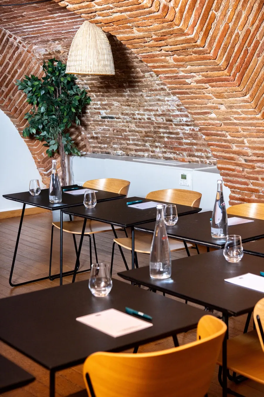 Tables dressées sous la voûte en briques de TAUR