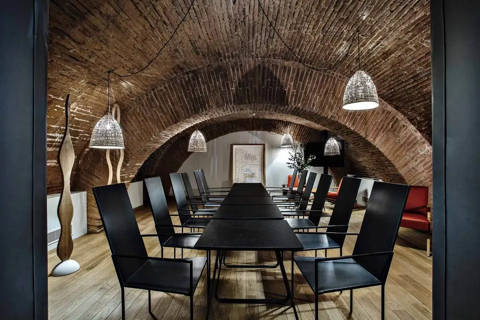 Grande table de réunion sous la voûte en briques de TAUR