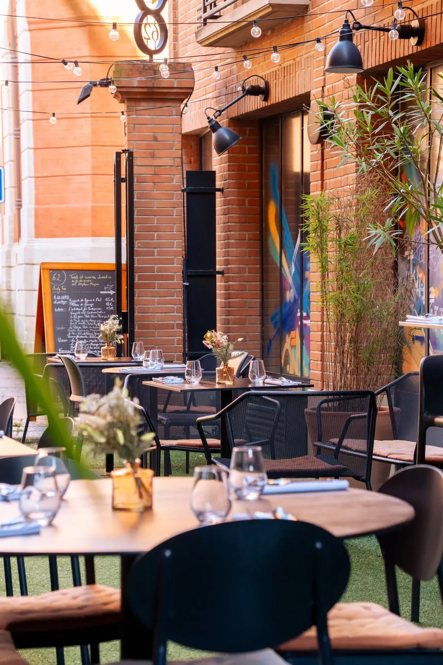 Tables dressées pour une réception sur TAUR – TERRASSE, quartier Saint-Sernin